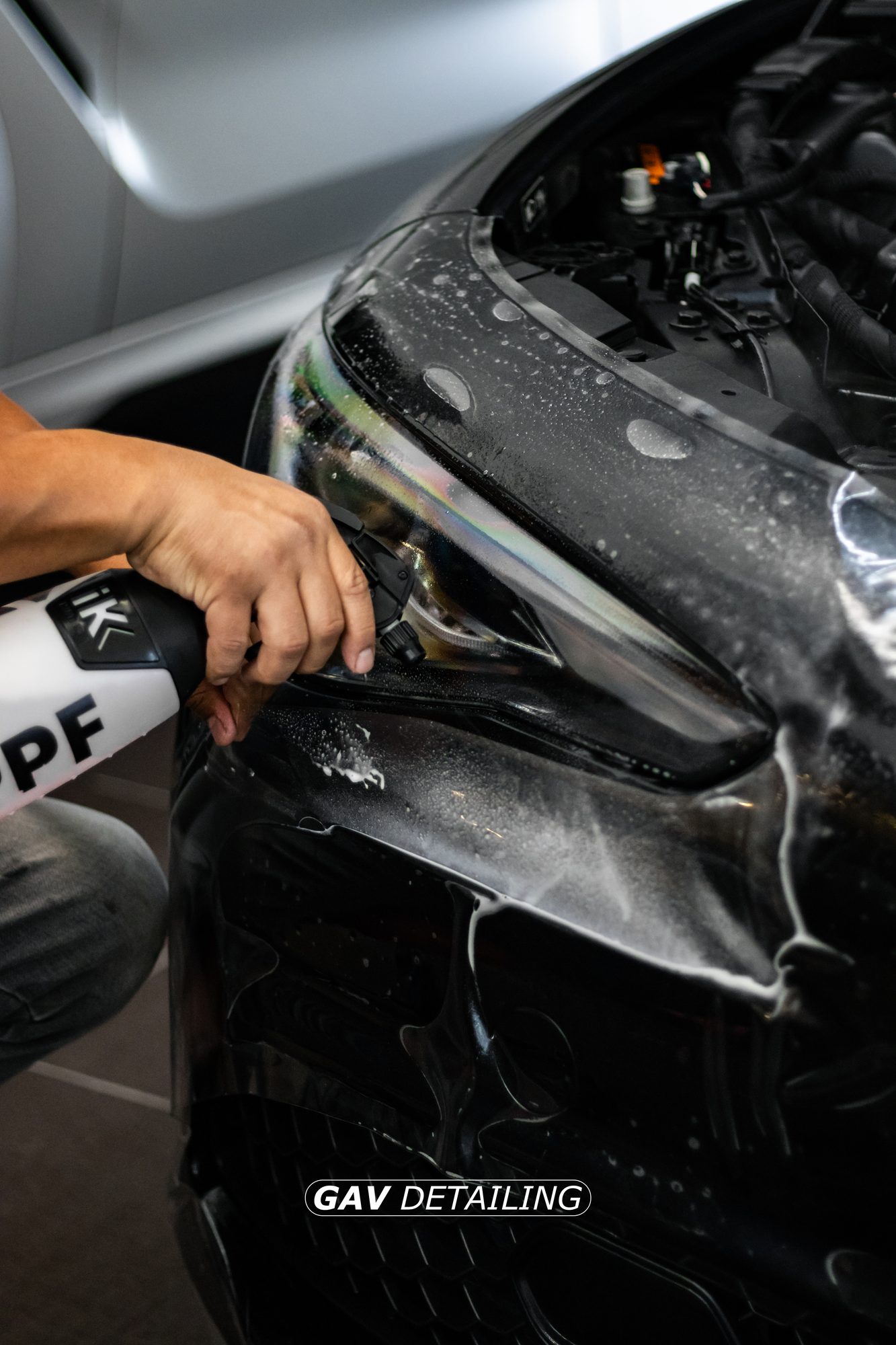 Técnico de GAV Detailing instalando película PPF