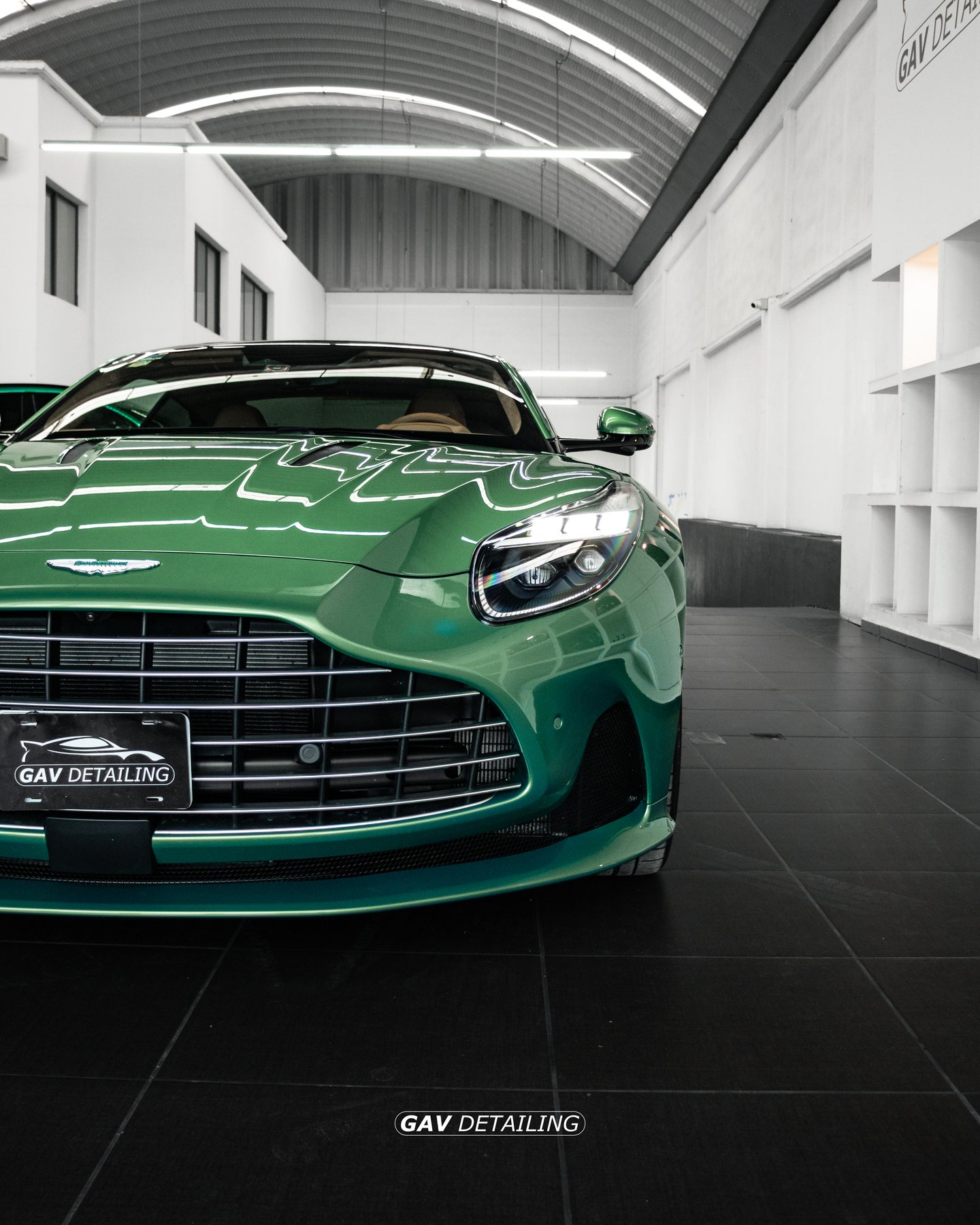 Aston Martin DB12 verde detallado por GAV Detailing