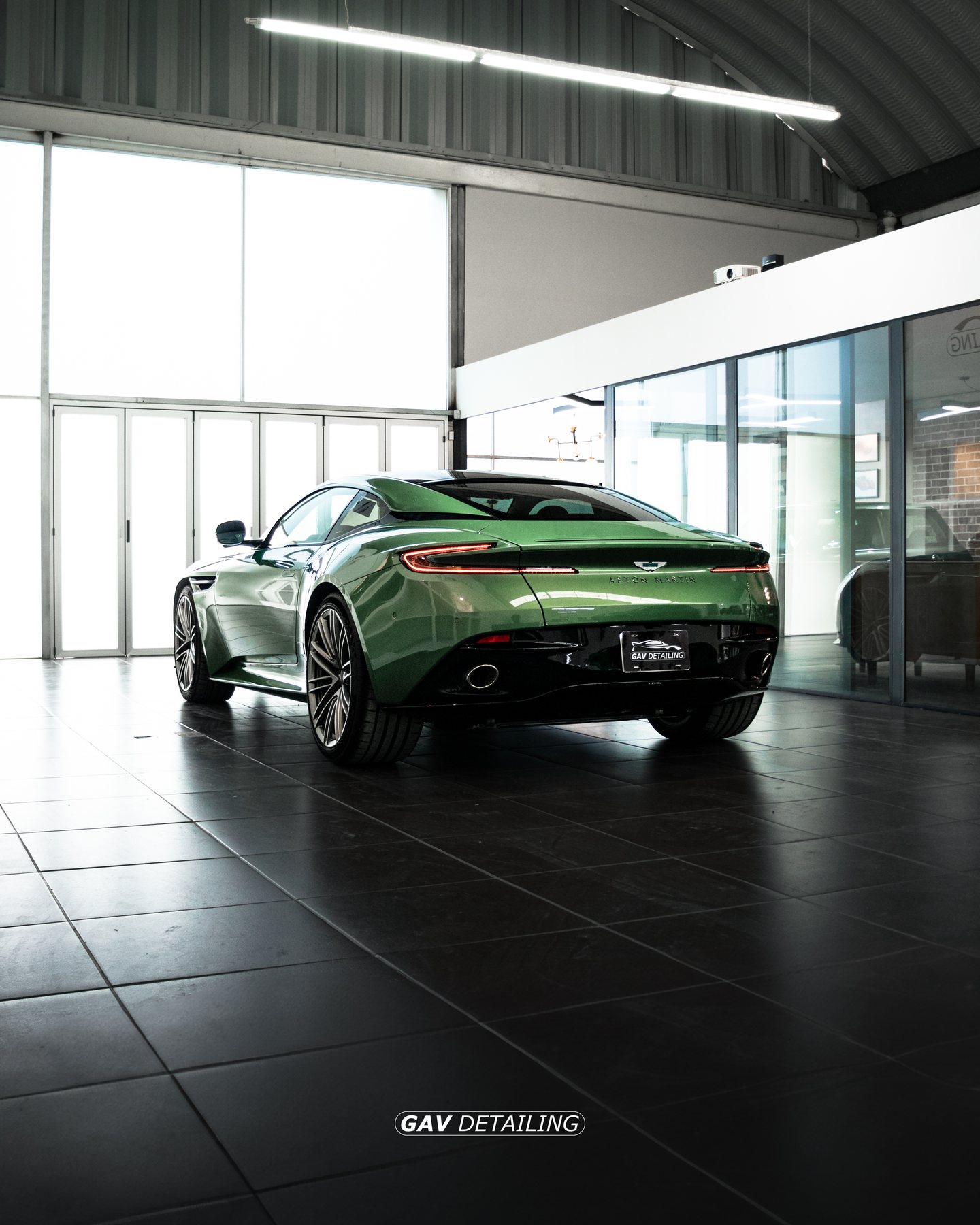 Aston Martin DB12 verde vista trasera detallado por GAV Detailing
